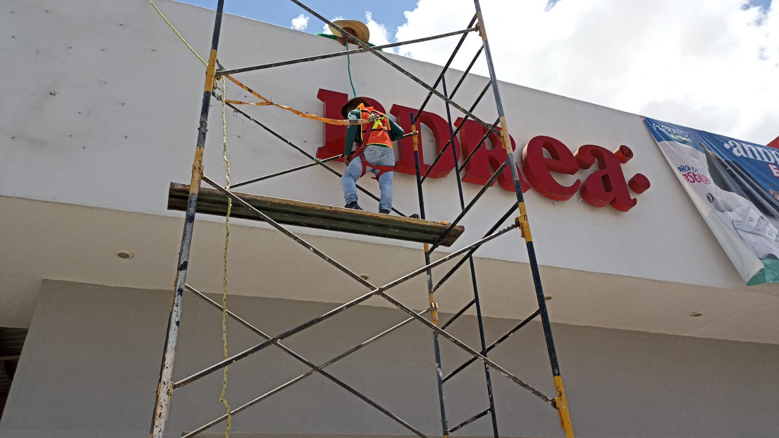 COMERCIAL (4)
